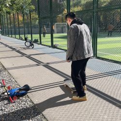 我想去海边顺着公路玩滑板